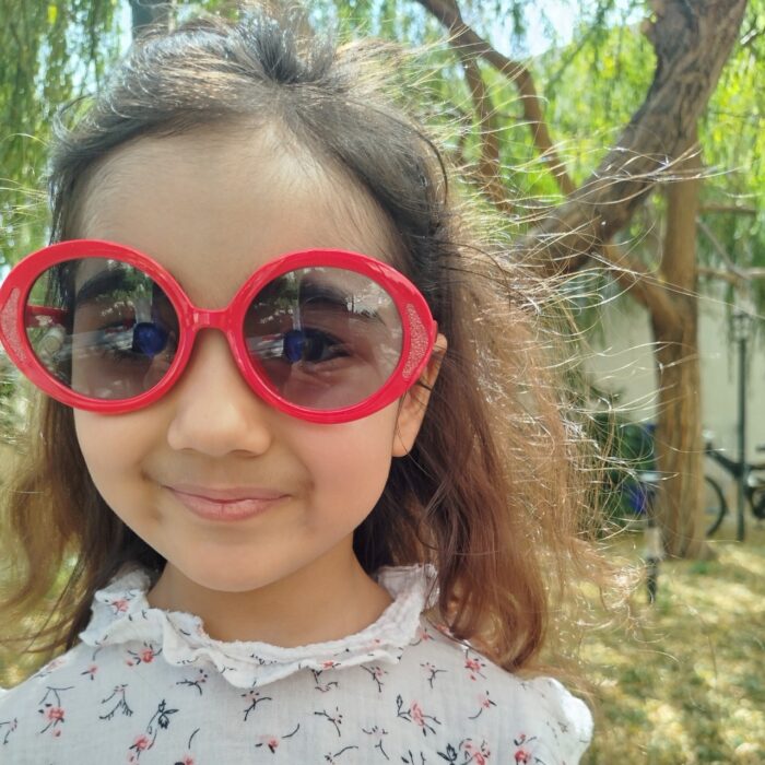 عینک آفتابی بچگانه یووی 400 طرح اکلیلی - Image 2